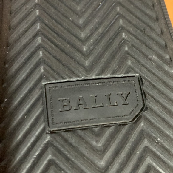 Athletic_Shoes